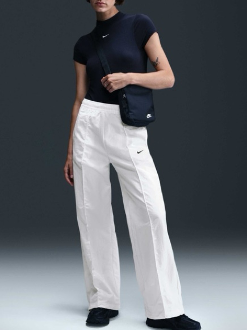 Nike Sportswear Everything Wovens
Women's Mid-Rise Open-Hem white Pants